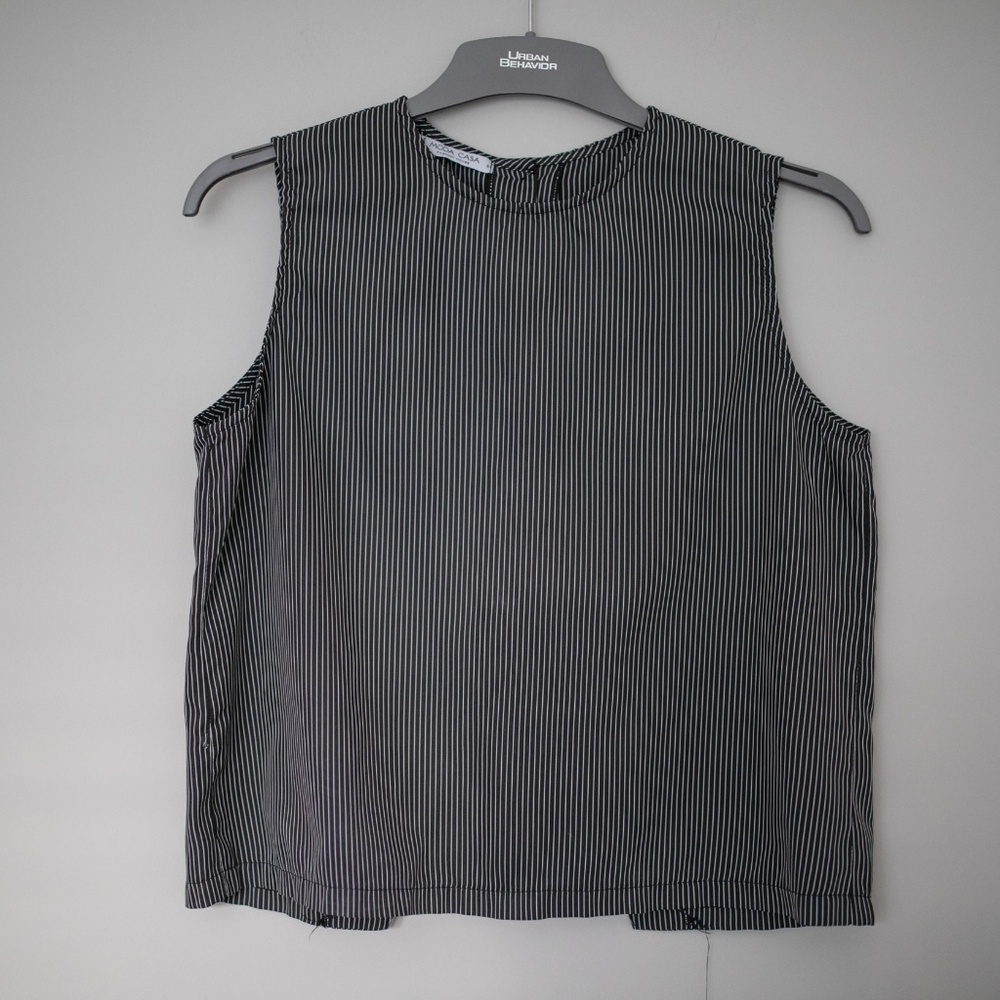 .Striped black and white sleeveless cropped top